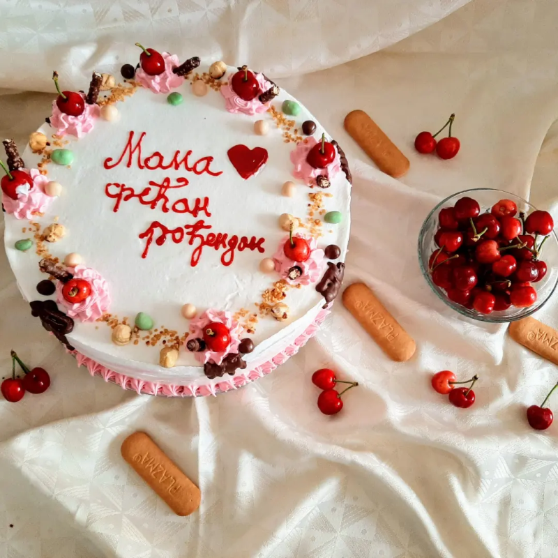 Slika čokoladne torte, ukrašena sa jagodama.